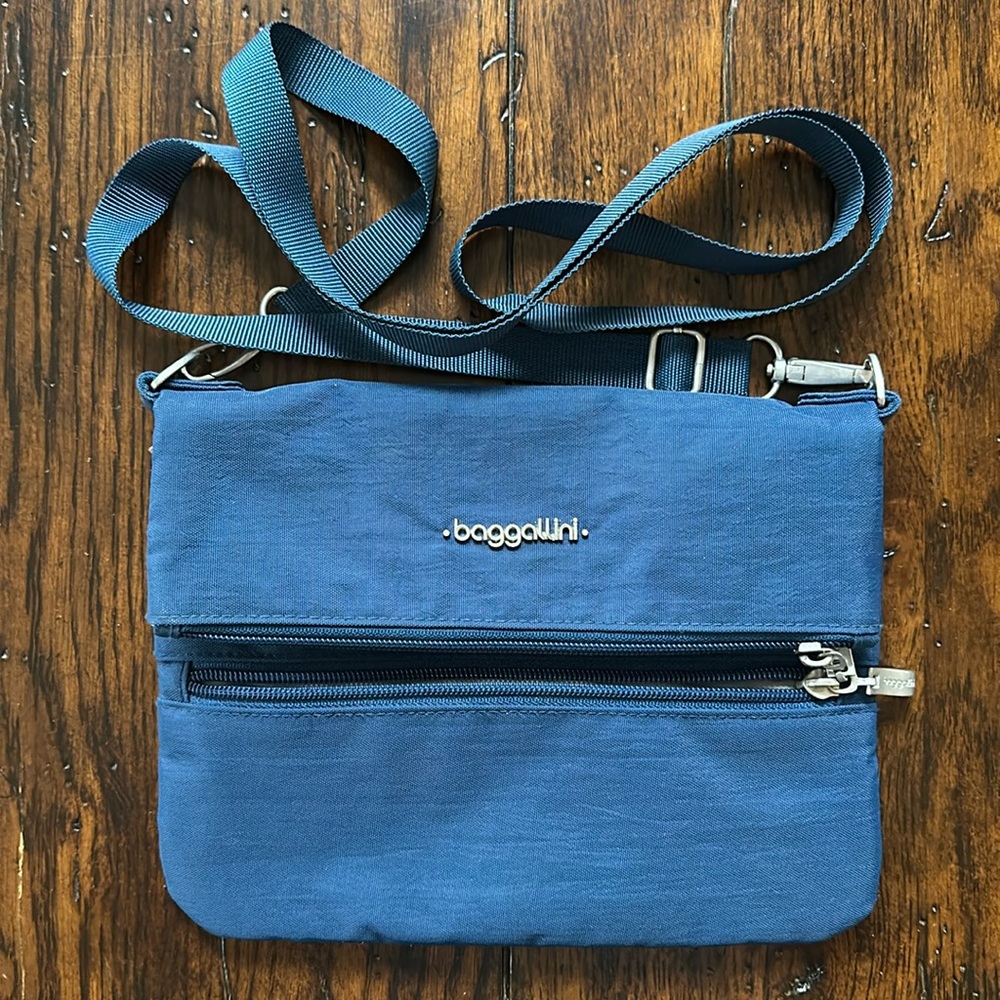 Baggallini Flip Zip Crossbody Bag